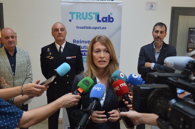 Lola Cano presentando el Trust La