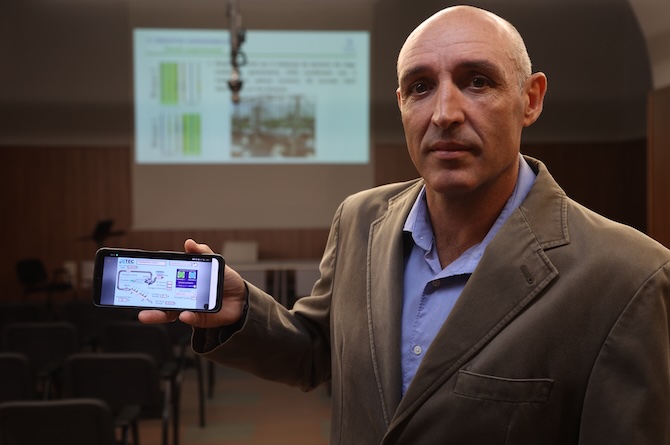 El nuevo doctor por la UPCT mostrando el software de control del sistema de riego inteligente que ha desarrollado