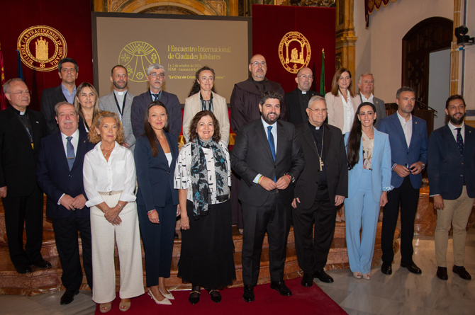 Foto de familia antes de comenzar el acto de inauguración del I Encuentro Internacional de Ciudades Jubilares