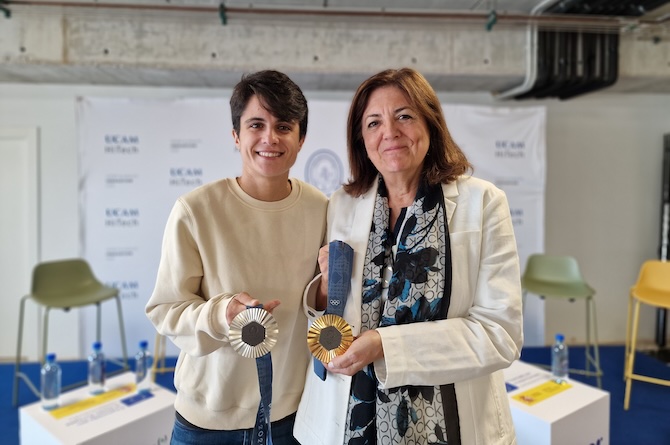 La campeona olímpica, María Pérez, junto a la presidenta de la UCAM, María Dolores García