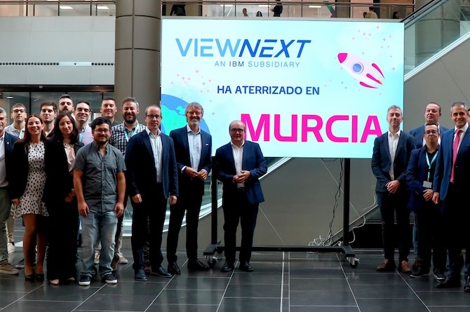 El consejero de Economía, Luis Alberto Marín, durante la inauguración de las oficinas de la tecnológica Viewnext en la Región