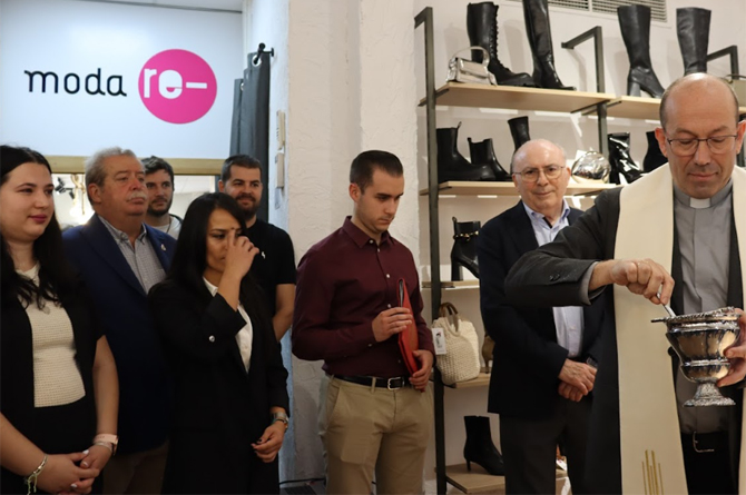 Momento de la bendición de la nueva tienda de Cáritas en Caravaca. A la izquierda, Sandy y Sandra, las nuevas empleadas del establecimiento
