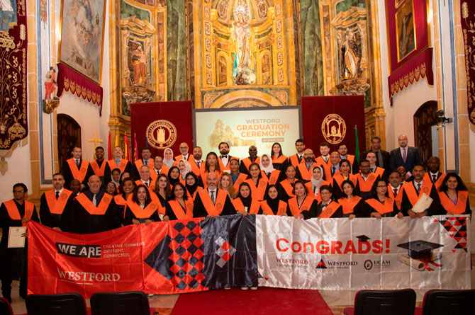 Un grupo de los estudiantes graduados por la UCAM/Imagen: UCAM