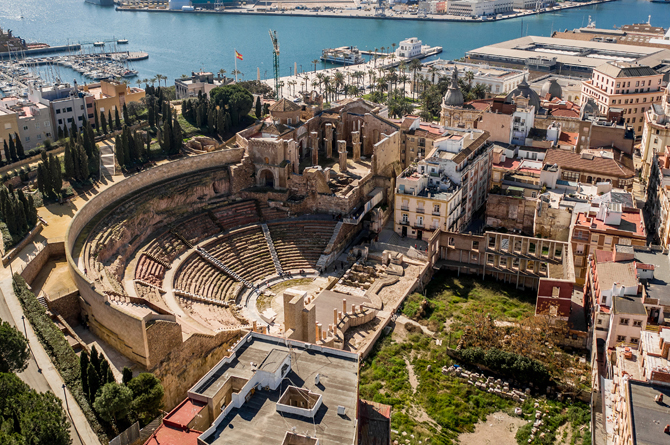 Vista aérea de Cartagena, con el teatro romano en primer plano