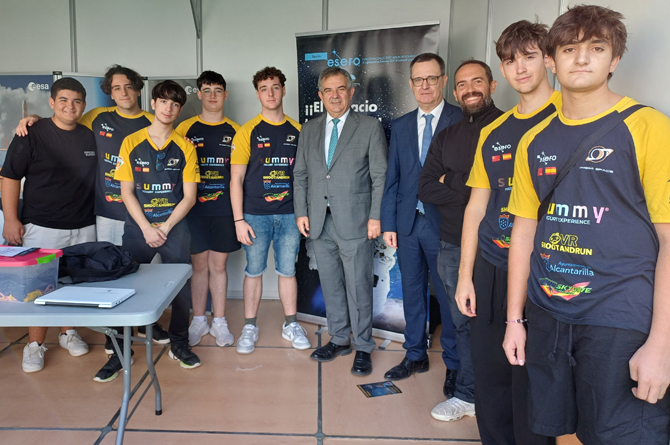 Juan María Vázquez en el stand de ESERO en la Semana de la Ciencia y la Tecnología