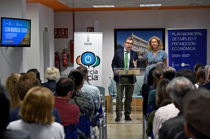 El alcalde de Murcia, José Ballesta, junto a la concajal de Gobierno Abierto, Mercedes Bernabé