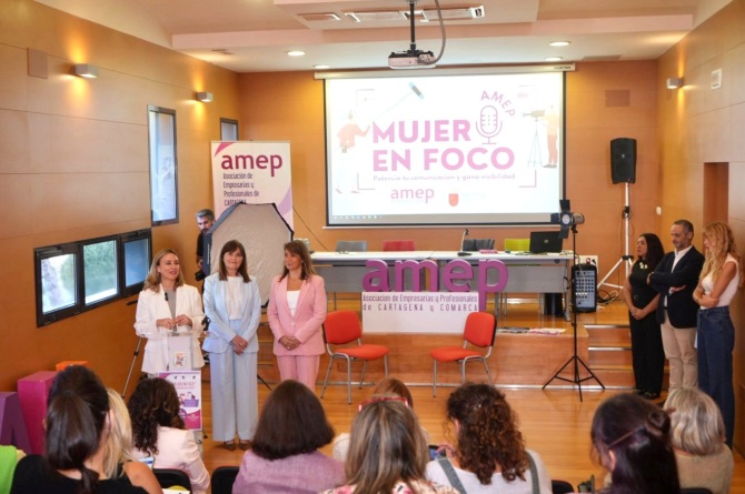 La consejera de Política Social, Conchita Ruiz, junto a la presidenta de AMEP, Carmen Jérez, durante el inicio del programa 'Mujer en Foco'