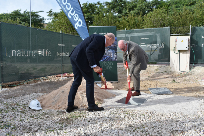 Javier Alonso y Antonio Navarro en el acto de colocación de la primera piedra