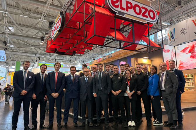 Delegación de El Pozo, con su presidente Tomás Fuertes al frente, en la feria Anuga en Colonia