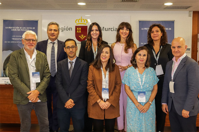 Foto de familia de los ponentes en la jornada