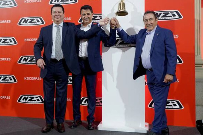 Juan José Bernat, director general, Nazario Ibáñez, su CEO, y Nazario Ibáñez, fundador de NZI durante el toque de campana