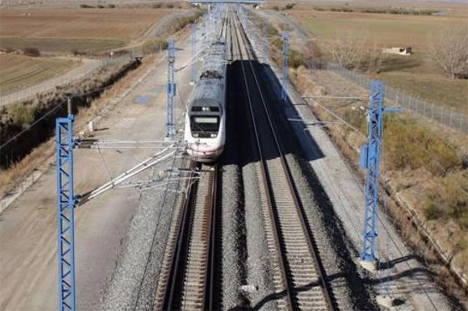 Catenarias que dan servicio eléctrico a los trenes de Alta Velocidad