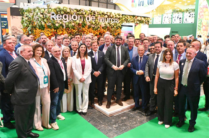 López Miras, en el centro, rodeado de productores y exportadores hoy en Fruit Attraction