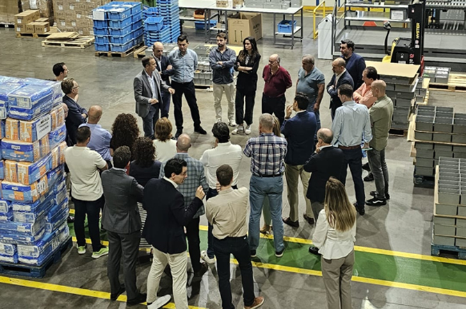 Inversores y representantes de las startups visitaron también los almacenes de Hefame