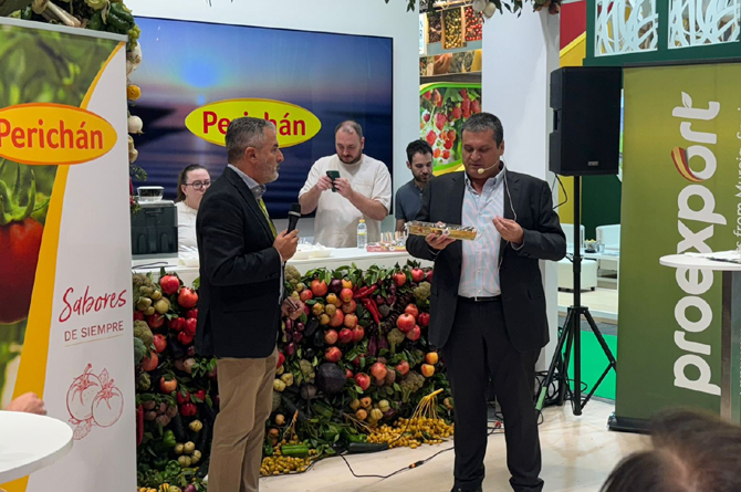 Fernando Gómez y Celestino Méndez, durante la demostración culinaria con tomate Kumato