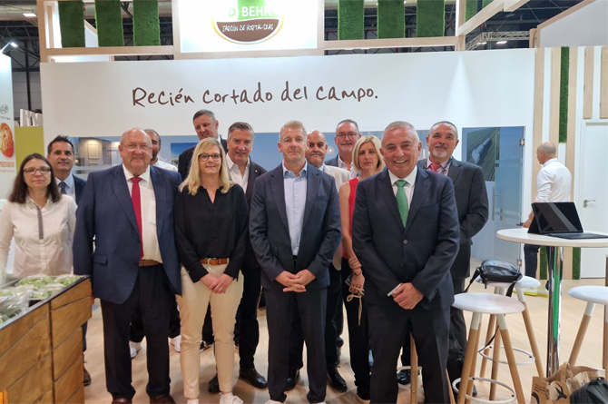 Los directivos de la germano-hispana BEHR con su equipo comercial
