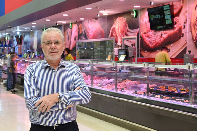 José Canet, frente a la sección de carnicería de uno de sus hipermercados. Imagen: Family Cash