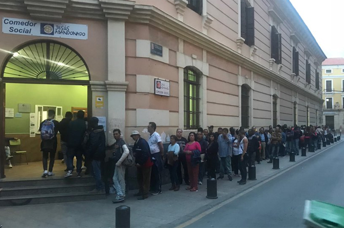 Colas en el comedor social de Jesús Abandonado, cerrado parcipalmente el pasado abril por falta de financiación