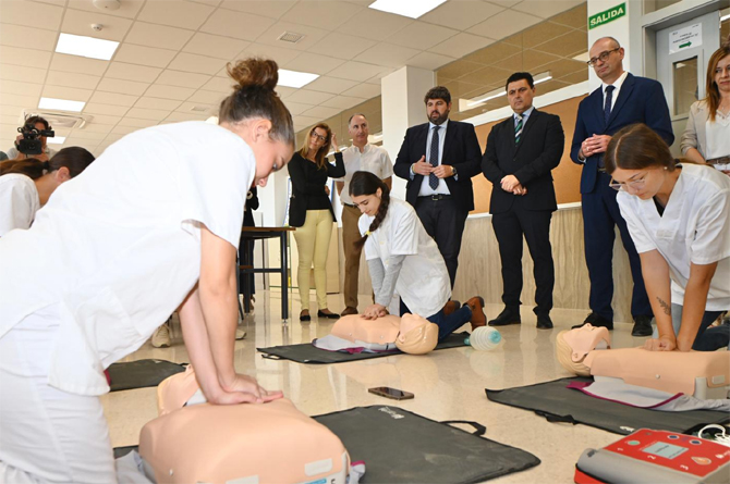 López Miras, durante la inauguración de la ampliación del Instituto Mar Menor