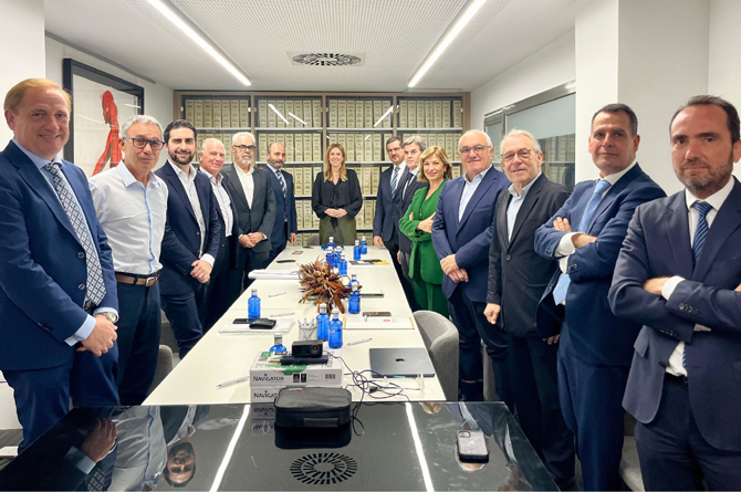 Foto de familia tras la firma de la entrada de MurciaEmprende en la tecnológica