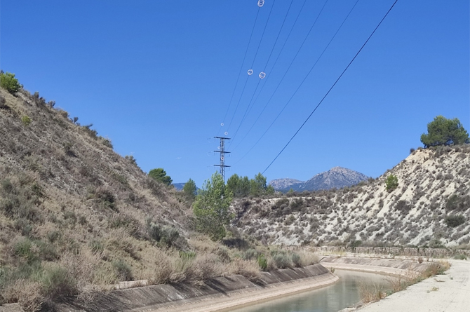 Red eléctrica en torno a un canal del trasvase