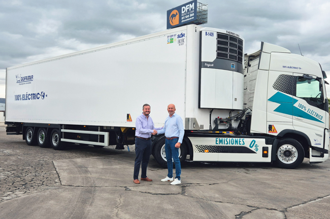 Juan Jesús Sánchez, consejero delegado de Disfrimur, recibe uno de los remolques con el nuevo sistema para ahorrar en climatización