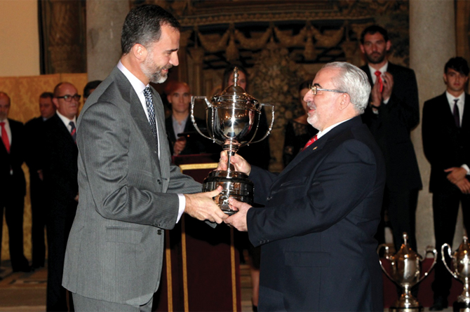 Imagen de 2012, cuando el entonces Príncipe Felipe entregó a José Luis Mendoza el Premio Nacional del Deporte