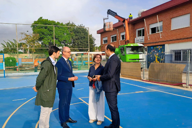 El consejero de Educación, Víctor Marín, ha visitado hoy el colegio San Cristóbal, en Cartagena, al que se le están cambiando las cubiertas