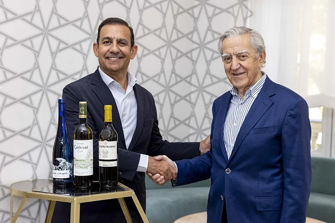 Javier Pijoan, CEO de Zamora Company, junto a Honorato López, de Bodegas Godeval