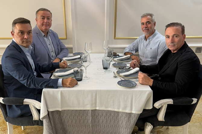 Betancor, primero por la derecha, junto a miembros de su junta directiva