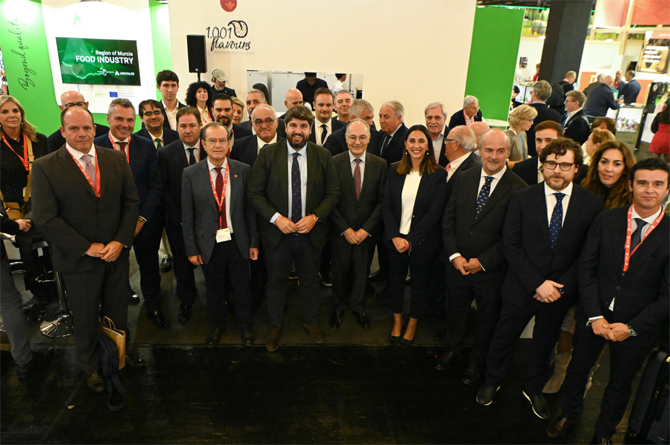 López Miras, con empresarios regionales, en la feria Anuda 2025