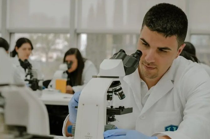Laboratorio de Formación Profesional superior de Universae, en Murcia