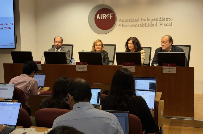 Un momento de la presentación de las previsiones de la AIReF. Su presidenta, Cristina Herro, segunda por la izquierda