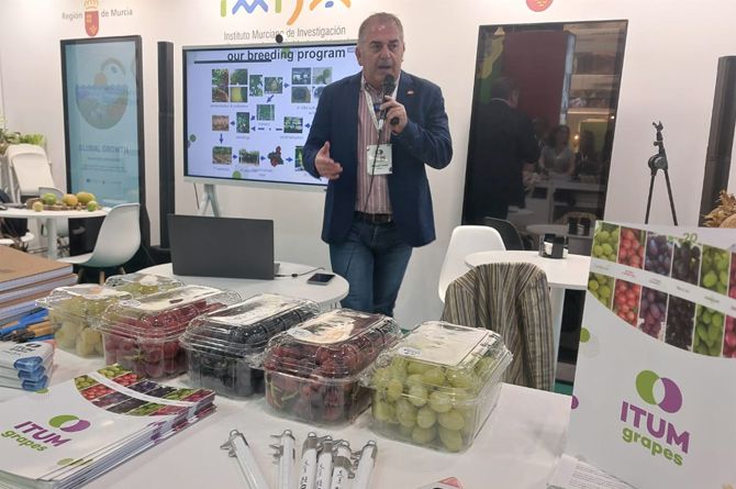 Una de las presentaciones de las investigaciones del Imida en su estand de Fruit Attraction