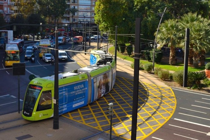 El tranvía de Murcia a su paso por la Plaza Circular
