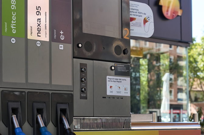 Uno de los primeros surtidores de Repsol con gasolina 100% renovable