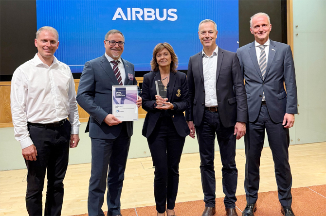 Pierre-Henri Ortiz, de Airbus; Juan Albeniz y Yolanda Torres, de MTorres; Charles Huguet, de Airbus; y Olaf Rüscher, de MTorres