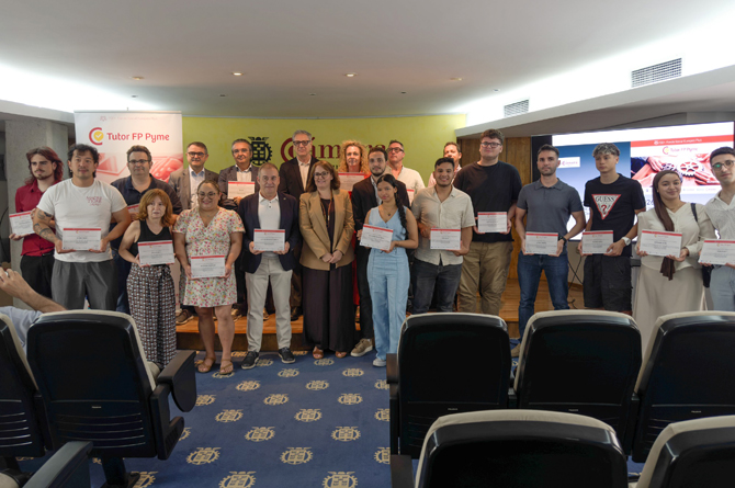 Alumnos y empresas participantes en la primera edici&oacute;n del Programa
