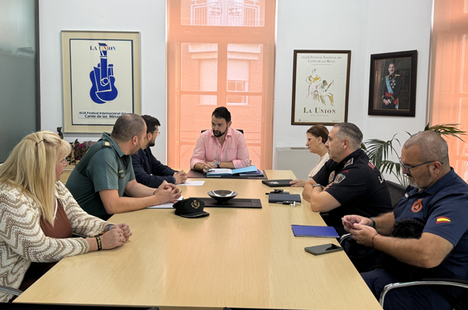 Un momento de la reuni&oacute;n celebrada hoy en el ayuntamiento de La Uni&oacute;n