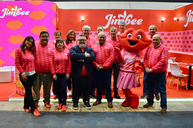 Miguel &Aacute;ngel Jim&eacute;nez Bosque, en el centro, con personal de Jimbee en Fruit Attraction