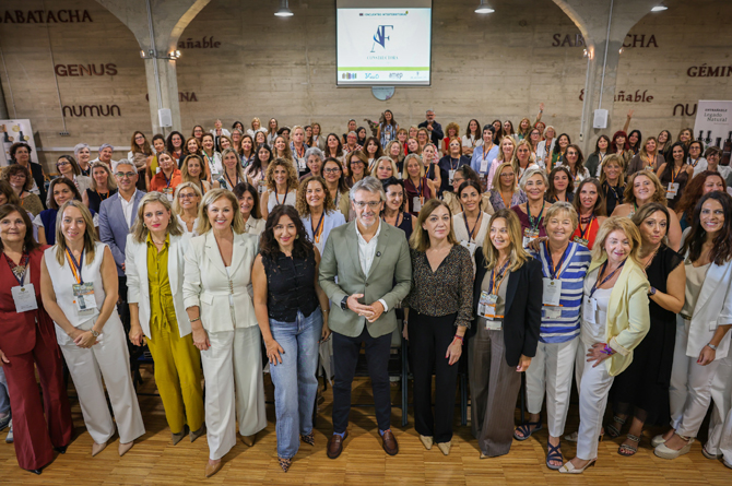 Foto de familia de mujeres empresarias participantes en la jornada