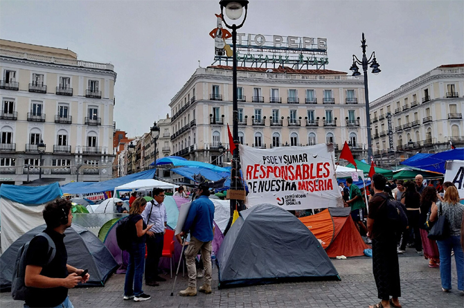 Imagen de la acampada en la Puerta del Sol de Madrid por el derecho a la vivienda y contra los deshaucios