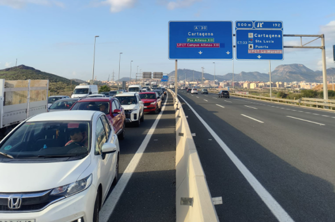 Los manifestantes imped&iacute;an a primera hora de este jueves la salida de Cartagena hacia la A-30 y la v&iacute;a r&aacute;pida de La Manga, adem&aacute;s de los accesos a los pol&iacute;gonos industriales