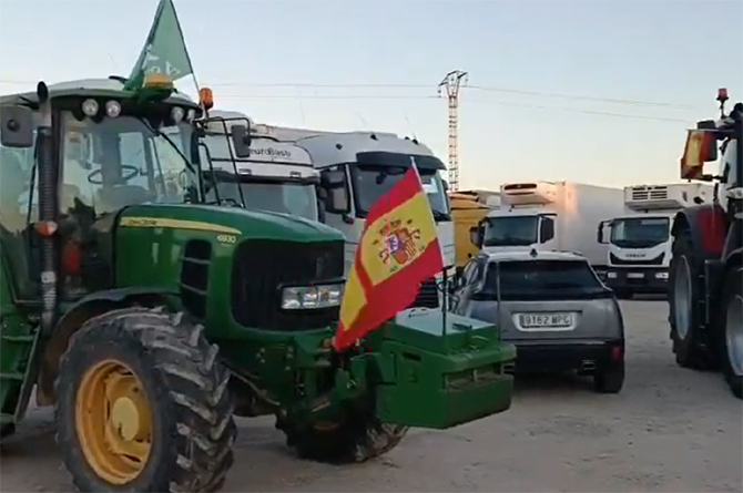 Salida de la columna de tractores desde el municipio de Fuente el Saz de Jarama