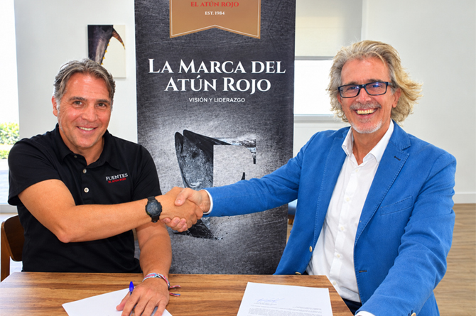 Firma del acuerdo entre el director de Marketing del grupo Ricardo Fuentes y un representante del certamen