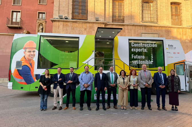 Jos&eacute; Hern&aacute;ndez, acompa&ntilde;ado de los representantes institucionales del sector construcci&oacute;n