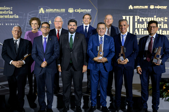Foto de familia de los galardonados
