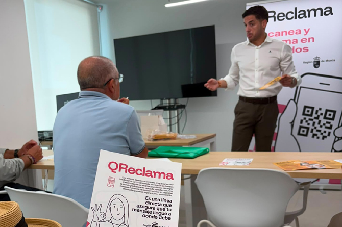 El director general de Consumo, Alberto S&aacute;nchez, imparte una charla sobre la herramienta QReclama
