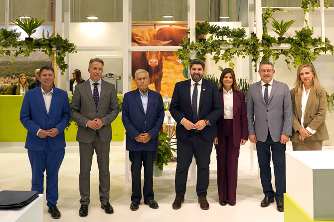 Imagen del equipo directivo de Cefusa con el presidente de la Comunidad, Fernando L&oacute;pez Miras, en Sepor