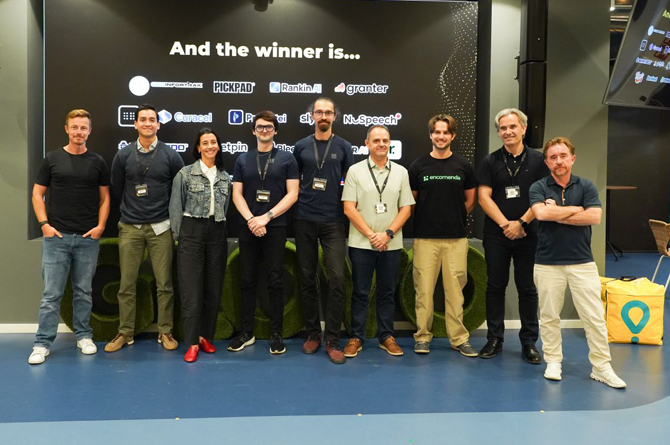 Representantes de Bleecker Technologies junto al resto de los ganadores